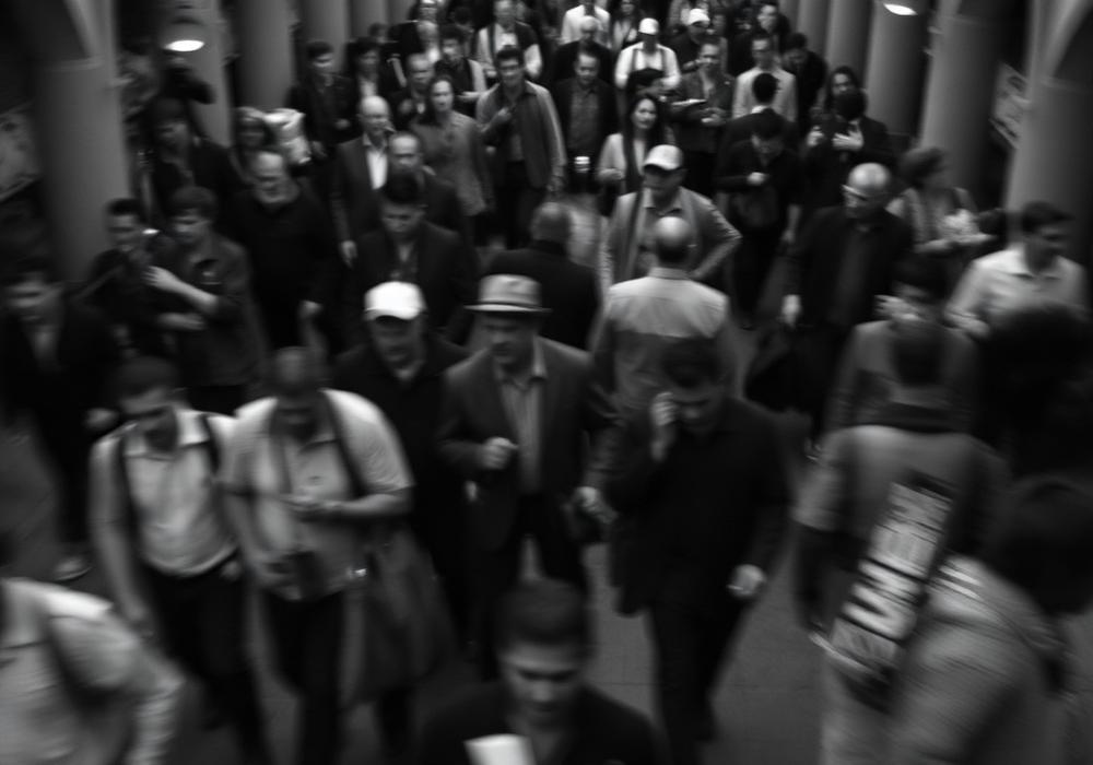 Multidão em movimento, fotografia documental em preto e branco